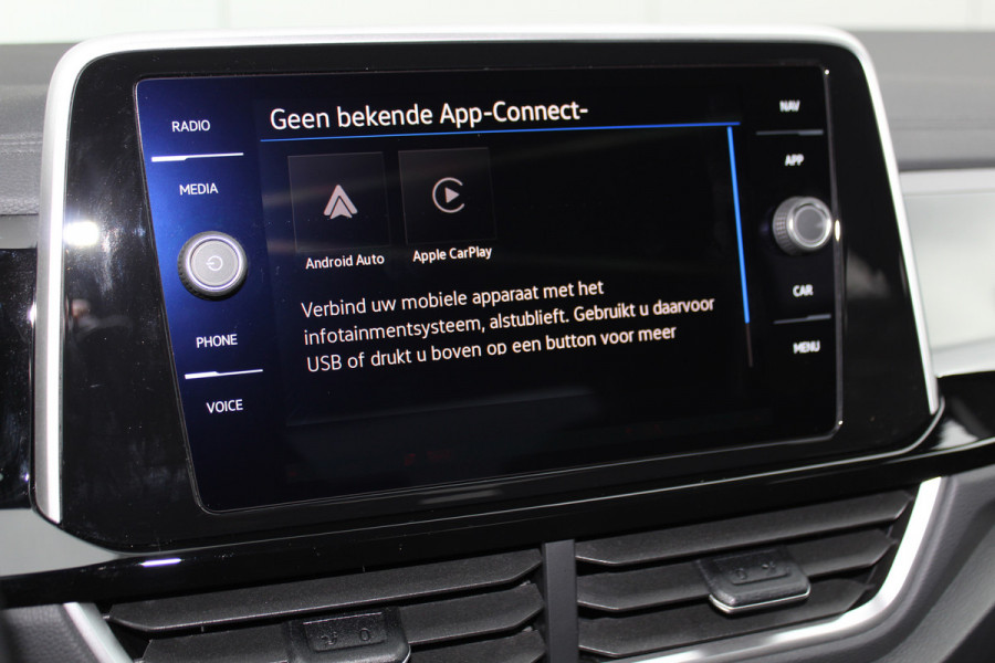 Volkswagen T-Roc 1.5-150pk R-Line Edition DSG-AUTOMAAT ! Gun u het comfort van een automaat ! Slechts 19.000km ! Stoel- en voorraamverw., IQ-light, Adaptieve cruise cntrl, Navigatie by Apple Carplay/Android auto, Autm. airco dual, Camera, Elektr. achterklep etc.