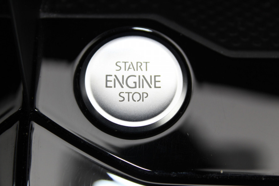 Volkswagen T-Roc 1.5-150pk R-Line Edition DSG-AUTOMAAT ! Gun u het comfort van een automaat ! Slechts 19.000km ! Stoel- en voorraamverw., IQ-light, Adaptieve cruise cntrl, Navigatie by Apple Carplay/Android auto, Autm. airco dual, Camera, Elektr. achterklep etc.