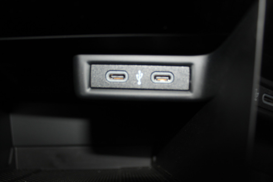 Volkswagen T-Roc 1.5-150pk R-Line Edition DSG-AUTOMAAT ! Gun u het comfort van een automaat ! Slechts 19.000km ! Stoel- en voorraamverw., IQ-light, Adaptieve cruise cntrl, Navigatie by Apple Carplay/Android auto, Autm. airco dual, Camera, Elektr. achterklep etc.