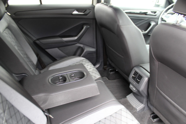 Volkswagen T-Roc 1.5-150pk R-Line Edition DSG-AUTOMAAT ! Gun u het comfort van een automaat ! Slechts 19.000km ! Stoel- en voorraamverw., IQ-light, Adaptieve cruise cntrl, Navigatie by Apple Carplay/Android auto, Autm. airco dual, Camera, Elektr. achterklep etc.