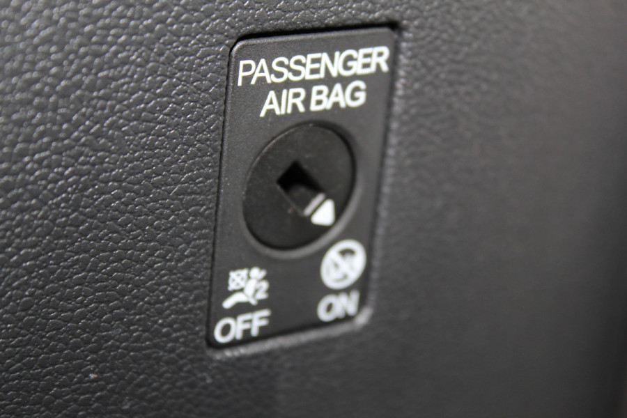 Volkswagen T-Roc 1.5-150pk R-Line Edition DSG-AUTOMAAT ! Gun u het comfort van een automaat ! Slechts 19.000km ! Stoel- en voorraamverw., IQ-light, Adaptieve cruise cntrl, Navigatie by Apple Carplay/Android auto, Autm. airco dual, Camera, Elektr. achterklep etc.