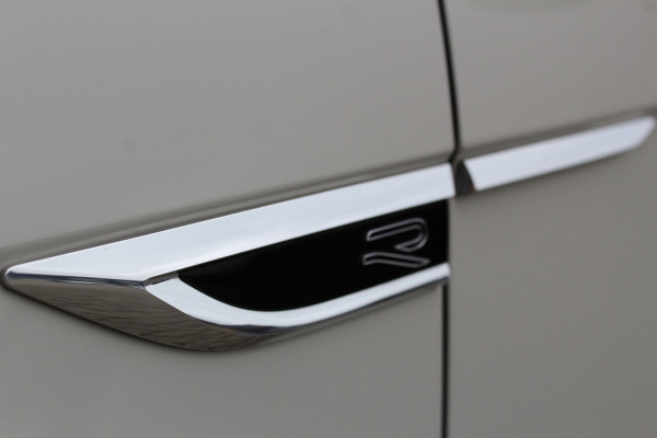 Volkswagen T-Roc 1.5-150pk R-Line Edition DSG-AUTOMAAT ! Gun u het comfort van een automaat ! Slechts 19.000km ! Stoel- en voorraamverw., IQ-light, Adaptieve cruise cntrl, Navigatie by Apple Carplay/Android auto, Autm. airco dual, Camera, Elektr. achterklep etc.