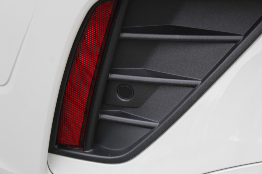 Volkswagen T-Roc 1.5-150pk R-Line Edition DSG-AUTOMAAT ! Gun u het comfort van een automaat ! Slechts 19.000km ! Stoel- en voorraamverw., IQ-light, Adaptieve cruise cntrl, Navigatie by Apple Carplay/Android auto, Autm. airco dual, Camera, Elektr. achterklep etc.