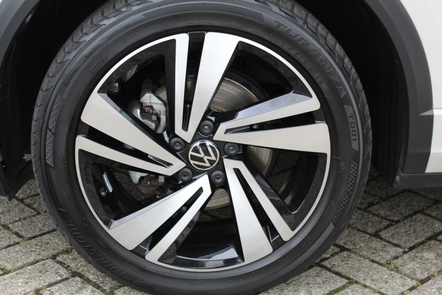 Volkswagen T-Roc 1.5-150pk R-Line Edition DSG-AUTOMAAT ! Gun u het comfort van een automaat ! Slechts 19.000km ! Stoel- en voorraamverw., IQ-light, Adaptieve cruise cntrl, Navigatie by Apple Carplay/Android auto, Autm. airco dual, Camera, Elektr. achterklep etc.