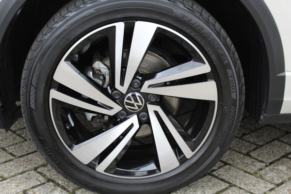 Volkswagen T-Roc 1.5-150pk R-Line Edition DSG-AUTOMAAT ! Gun u het comfort van een automaat ! Slechts 19.000km ! Stoel- en voorraamverw., IQ-light, Adaptieve cruise cntrl, Navigatie by Apple Carplay/Android auto, Autm. airco dual, Camera, Elektr. achterklep etc.