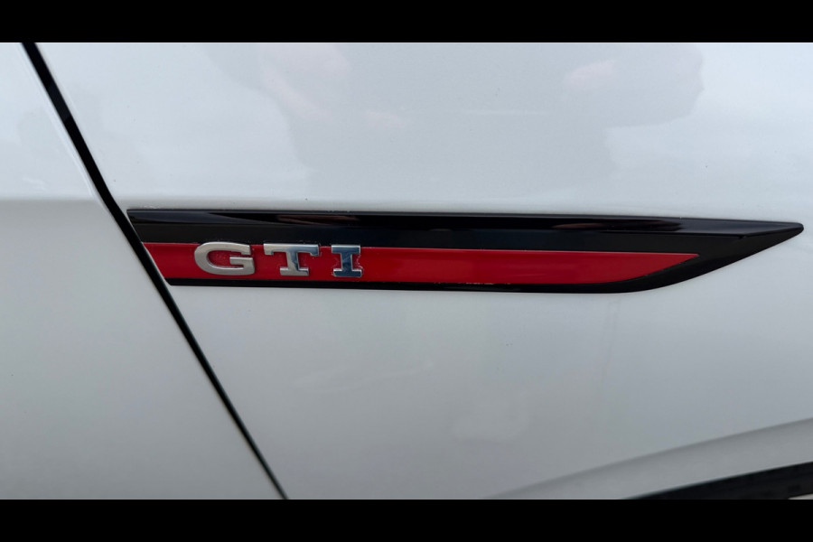 Volkswagen Golf 2.0 TSI GTI Panoramadak Leer Stoelverwarming/Verkoeling Camera Keyless entry