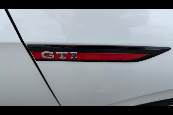 Volkswagen Golf 2.0 TSI GTI Panoramadak Leer Stoelverwarming/Verkoeling Camera Keyless entry