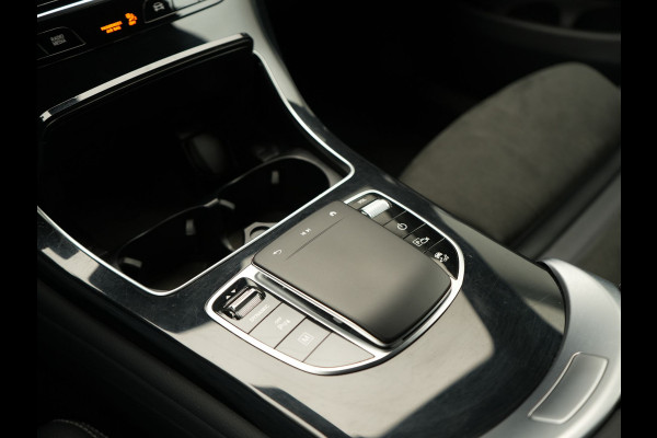 Mercedes-Benz GLC 300e 4MATIC Premium PHEV 320pk Dealer O.H | Adaptive Cruise | Camera | Alcantara Sportstoelen Verwarmd | Apple Carplay | Blis | AMG Interieur | Navigatie | DAB | Plug In Hybrid |