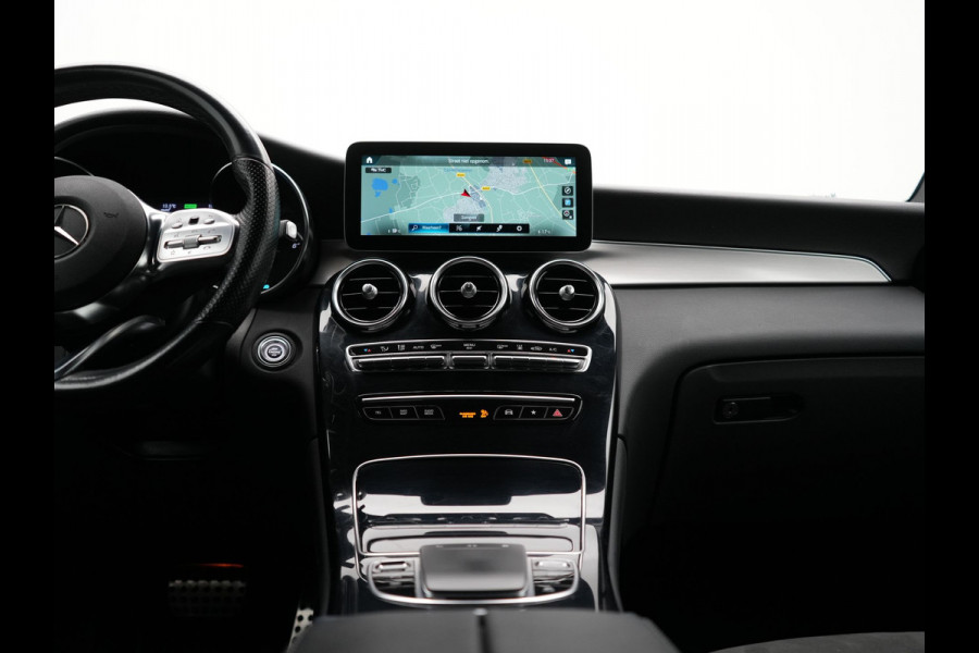 Mercedes-Benz GLC 300e 4MATIC Premium PHEV 320pk Dealer O.H | Adaptive Cruise | Camera | Alcantara Sportstoelen Verwarmd | Apple Carplay | Blis | AMG Interieur | Navigatie | DAB | Plug In Hybrid |