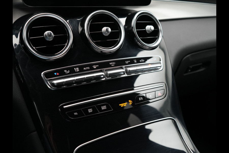Mercedes-Benz GLC 300e 4MATIC Premium PHEV 320pk Dealer O.H | Adaptive Cruise | Camera | Alcantara Sportstoelen Verwarmd | Apple Carplay | Blis | AMG Interieur | Navigatie | DAB | Plug In Hybrid |