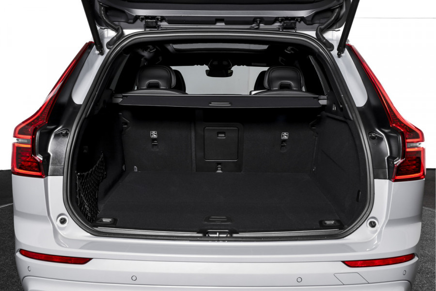 Volvo XC60 2.0 T6 Plug-in hybrid AWD Plus Black Edition - Facelift MY26 | Harman/Kardon | Elek. Trekhaak | S/K-Panodak | Dig. Cockpit | Adapt. Cruise | Elek. Klep | Stoel-+Stuurverw. | 360 Camera | NAV+App. Connect | ECC | LM 21" | 5880