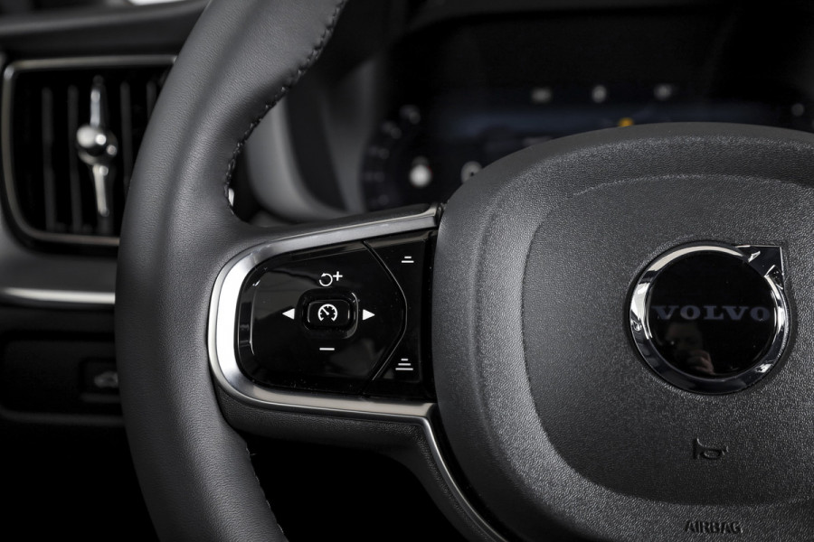 Volvo XC60 2.0 T6 Plug-in hybrid AWD Plus Black Edition - Facelift MY26 | Harman/Kardon | Elek. Trekhaak | S/K-Panodak | Dig. Cockpit | Adapt. Cruise | Elek. Klep | Stoel-+Stuurverw. | 360 Camera | NAV+App. Connect | ECC | LM 21" | 5880