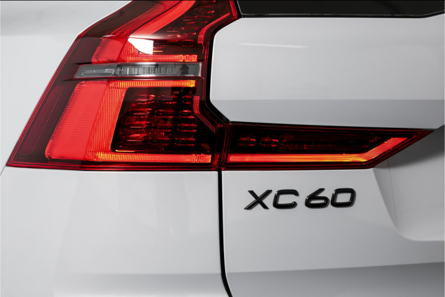 Volvo XC60 2.0 T6 Plug-in hybrid AWD Plus Black Edition - Facelift MY26 | Harman/Kardon | Elek. Trekhaak | S/K-Panodak | Dig. Cockpit | Adapt. Cruise | Elek. Klep | Stoel-+Stuurverw. | 360 Camera | NAV+App. Connect | ECC | LM 21" | 5880