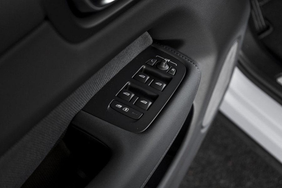 Volvo XC60 2.0 T6 Plug-in hybrid AWD Plus Black Edition - Facelift MY26 | Harman/Kardon | Elek. Trekhaak | S/K-Panodak | Dig. Cockpit | Adapt. Cruise | Elek. Klep | Stoel-+Stuurverw. | 360 Camera | NAV+App. Connect | ECC | LM 21" | 5880