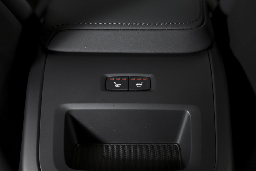 Volvo XC60 2.0 T6 Plug-in hybrid AWD Plus Black Edition - Facelift MY26 | Harman/Kardon | Elek. Trekhaak | S/K-Panodak | Dig. Cockpit | Adapt. Cruise | Elek. Klep | Stoel-+Stuurverw. | 360 Camera | NAV+App. Connect | ECC | LM 21" | 5880