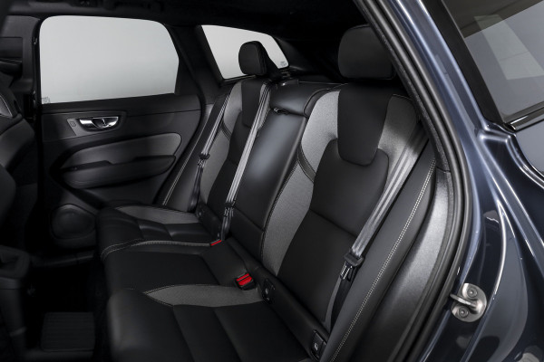 Volvo XC60 2.0 T6 Plug-in hybrid AWD Plus Black Edition - Facelift MY26 | Harman/Kardon | Elek. Trekhaak | S/K-Panodak | Dig. Cockpit | Adapt. Cruise | Elek. Klep | Stoel-+Stuurverw. | 360 Camera | NAV+App. Connect | ECC | LM 21" | 5898