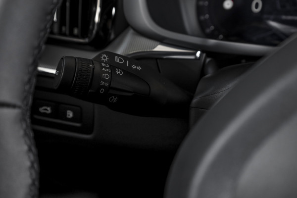 Volvo XC60 2.0 T6 Plug-in hybrid AWD Plus Black Edition - Facelift MY26 | Harman/Kardon | Elek. Trekhaak | S/K-Panodak | Dig. Cockpit | Adapt. Cruise | Elek. Klep | Stoel-+Stuurverw. | 360 Camera | NAV+App. Connect | ECC | LM 21" | 5898