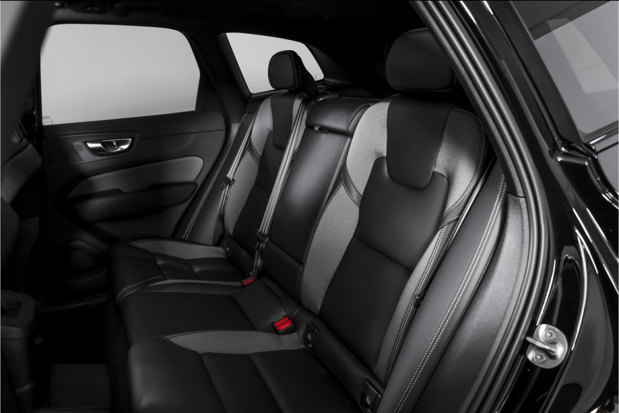 Volvo XC60 2.0 T6 Plug-in hybrid AWD Plus Black Edition - Facelift MY26 | Harman/Kardon | S/K-Panodak | Dig. Cockpit | Adapt. Cruise | Elek. Klep | Stoel-+Stuurverw. | 360 Camera | NAV+App. Connect | ECC | LM 21" | 1711