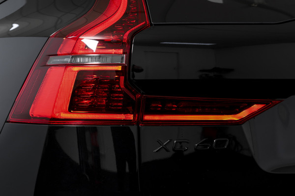 Volvo XC60 2.0 T6 Plug-in hybrid AWD Plus Black Edition - Facelift MY26 | Harman/Kardon | S/K-Panodak | Dig. Cockpit | Adapt. Cruise | Elek. Klep | Stoel-+Stuurverw. | 360 Camera | NAV+App. Connect | ECC | LM 21" | 1711