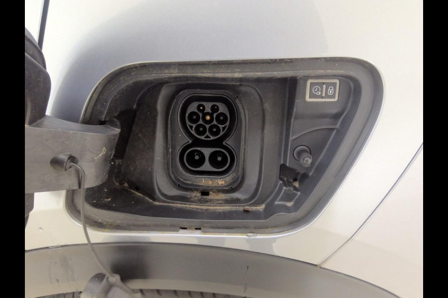 Peugeot e-2008 EV GT Pack 50 kWh | 25.500 KM | SOH 92% | Panorama dak | VERWACHT!