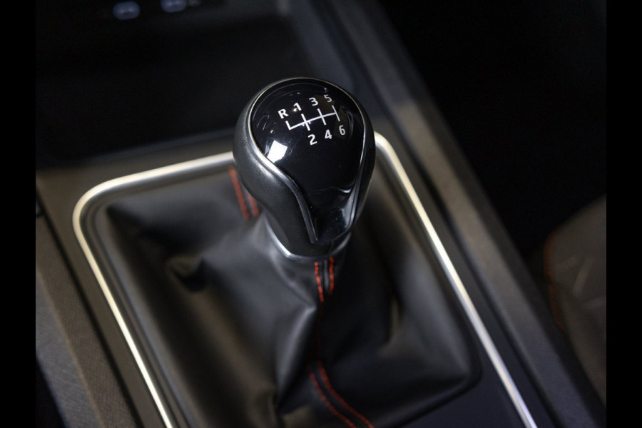 Seat Leon Sportstourer 1.5 TSI FR / 150pk / Stoel en stuur verwaming / Achteruitrij camera /