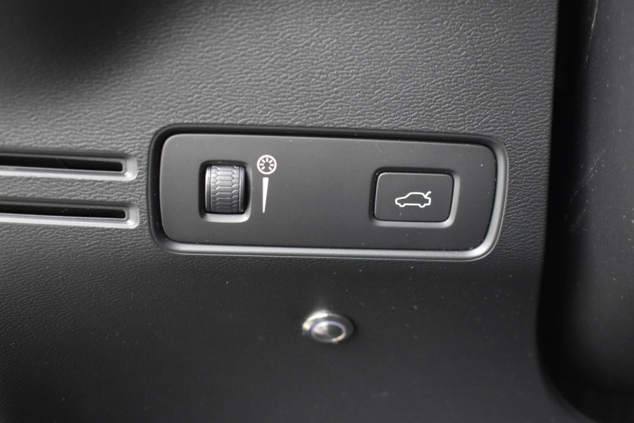 Volvo XC40 B4 211PK Business Pro | Trekhaak | ACC | Blis | Camera | 18"LMV