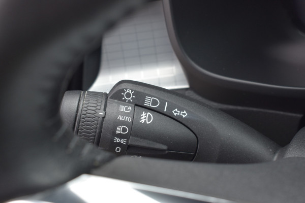 Volvo XC40 B4 211PK Business Pro | Trekhaak | ACC | Blis | Camera | 18"LMV