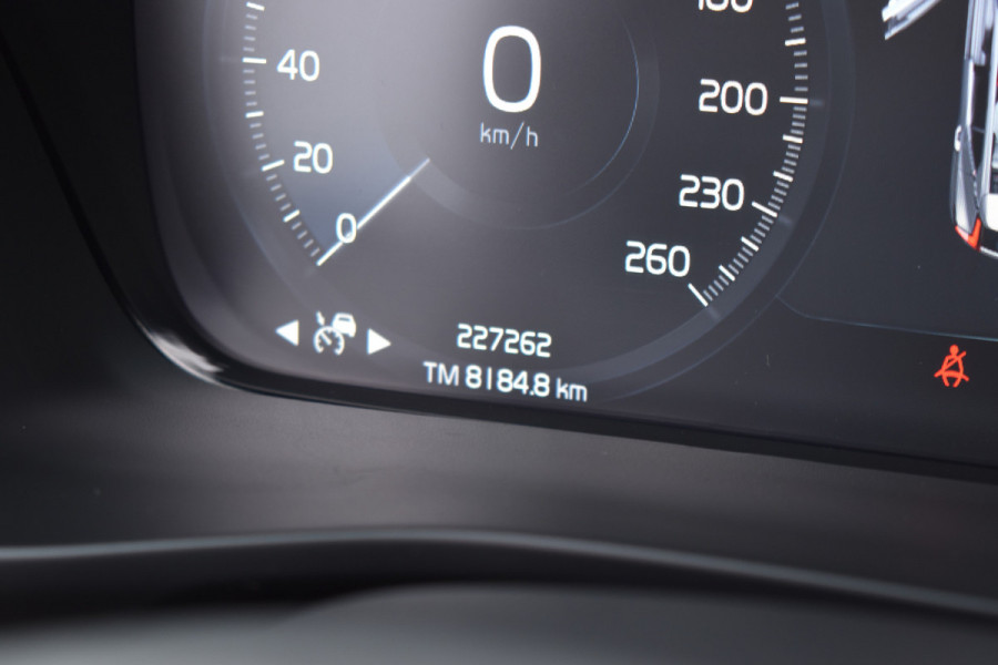 Volvo XC40 B4 211PK Business Pro | Trekhaak | ACC | Blis | Camera | 18"LMV