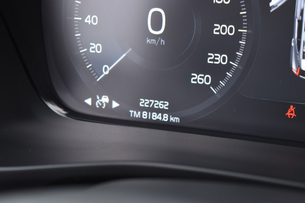 Volvo XC40 B4 211PK Business Pro | Trekhaak | ACC | Blis | Camera | 18"LMV