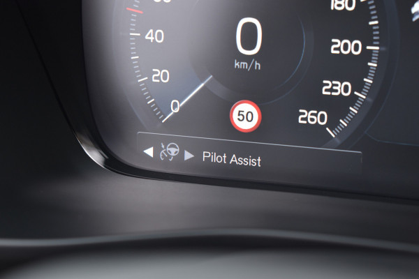 Volvo XC40 B4 211PK Business Pro | Trekhaak | ACC | Blis | Camera | 18"LMV