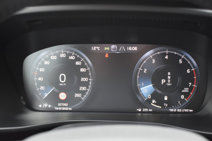 Volvo XC40 B4 211PK Business Pro | Trekhaak | ACC | Blis | Camera | 18"LMV