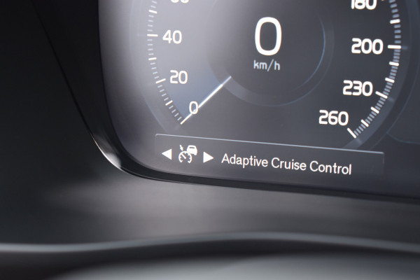 Volvo XC40 B4 211PK Business Pro | Trekhaak | ACC | Blis | Camera | 18"LMV