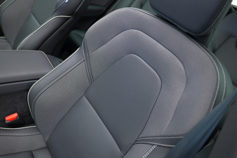 Volvo XC60 2.0 T6 Plug-in hybrid AWD Ultra Black Edition |Pano|H&K|360cam|Memory|