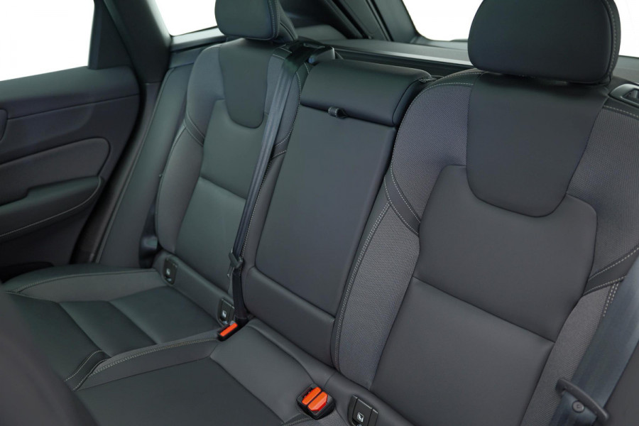 Volvo XC60 2.0 T6 Plug-in hybrid AWD Ultra Black Edition |Pano|H&K|360cam|Memory|