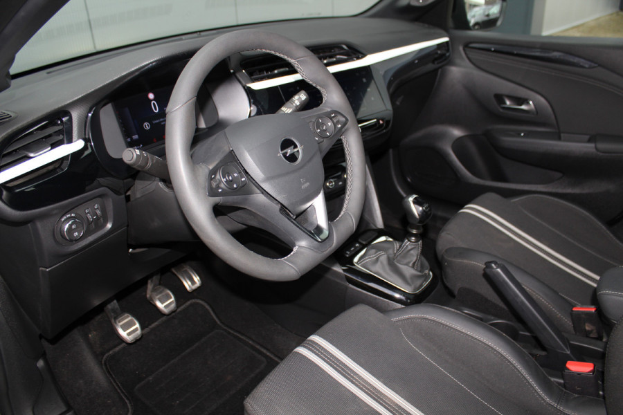 Opel Corsa 1.2-100pk Turbo GS Line. Erg mooie sportieve wagen met slechts 18.000km ! Panoramadak, Autm. airco, Cruise Control, Apple Carplay-Mirror link, Camera, Stoel- en stuurwielverw., side- en lane assist, camera, parkeersensoren v+a etc.