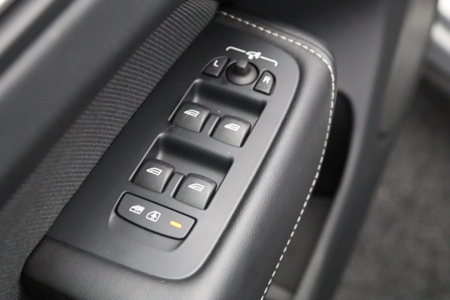 Volvo XC60 2.0 T6 Plug-in hybrid AWD 350 PK Ultimate Bright Long Range, Sportstoelen, Panoramadak, Harman / Kardon Geluidssysteem