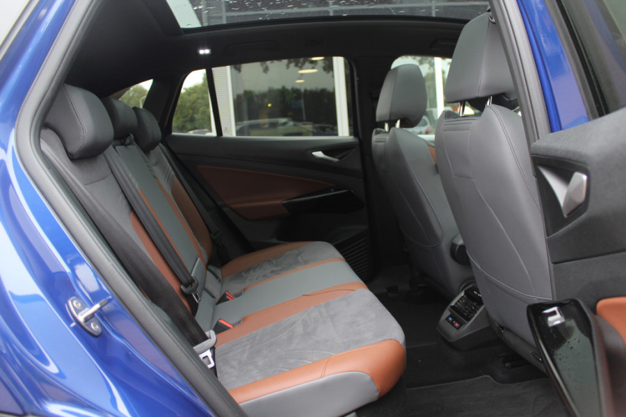 Volkswagen ID.4 First Max 77 kWh / Full option! / Trekhaak / Panoramadak / Camera / Head-up / Keyless / 21'' / ACC / Dodehoek / Elektr. stoelen / Massage / Navigatie / Stuurverwarming
