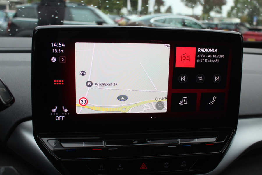 Volkswagen ID.4 First Max 77 kWh / Full option! / Trekhaak / Panoramadak / Camera / Head-up / Keyless / 21'' / ACC / Dodehoek / Elektr. stoelen / Massage / Navigatie / Stuurverwarming