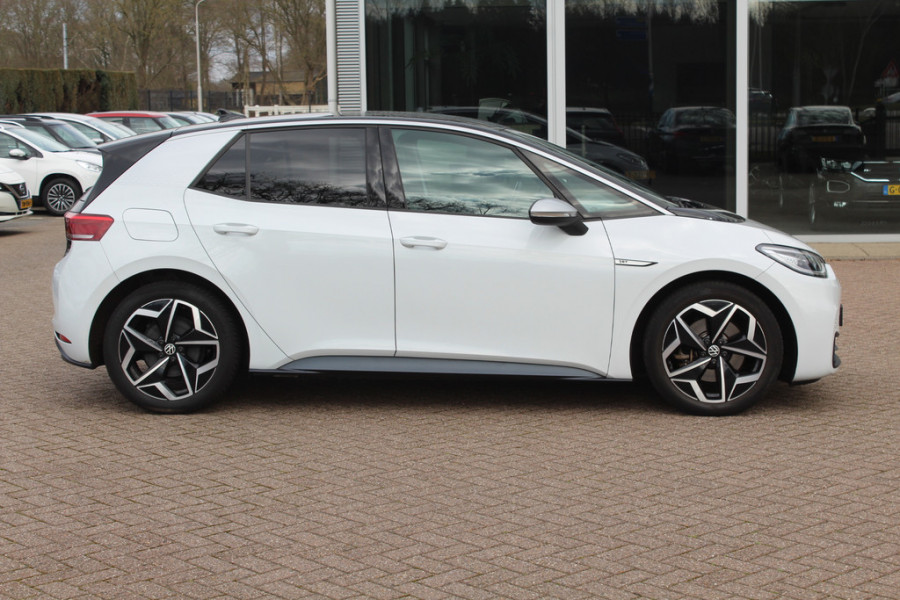Volkswagen ID.3 First 58 kWh / Camera / Keyless / Matrix LED / Interieurvoorverwarming / 19'' / DAB / 19'' / Navigatie / ACC