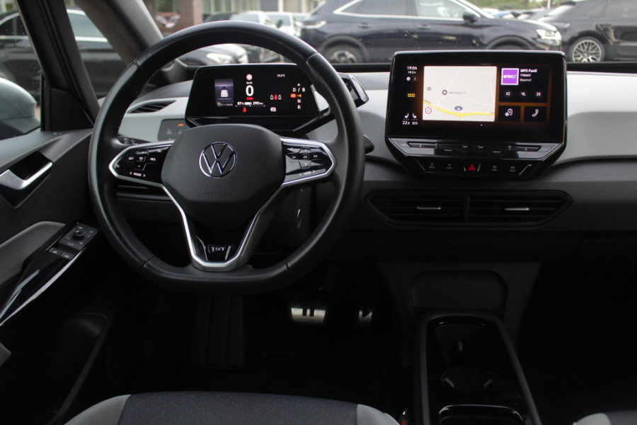 Volkswagen ID.3 First 58 kWh / Camera / Keyless / Matrix LED / Interieurvoorverwarming / 19'' / DAB / 19'' / Navigatie / ACC