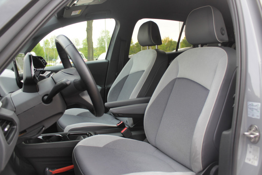 Volkswagen ID.3 First 58 kWh / Camera / Keyless / Matrix LED / Interieurvoorverwarming / 19'' / DAB / 19'' / Navigatie / ACC