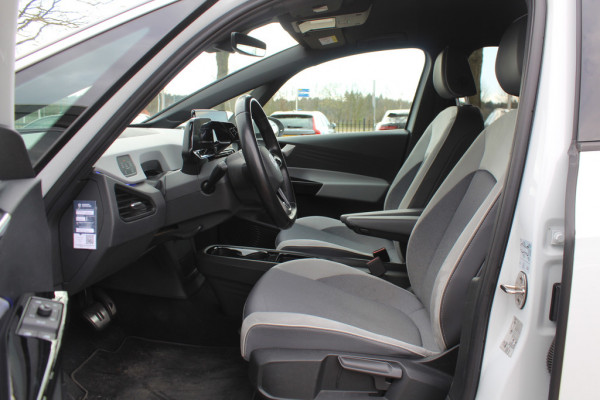Volkswagen ID.3 First 58 kWh / Camera / Keyless / Matrix LED / Interieurvoorverwarming / 19'' / DAB / 19'' / Navigatie / ACC