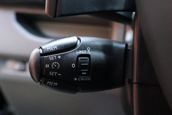 Peugeot Expert 2.0 BlueHDI 180 DC L3H1 XL | Dubbel cabine| Navigatie | CarPlay | Camera | Dodehoek detector | Trekhaak | F1 Flippers | Climate control | 5-Zitter | Nieuwe APK | Carpass