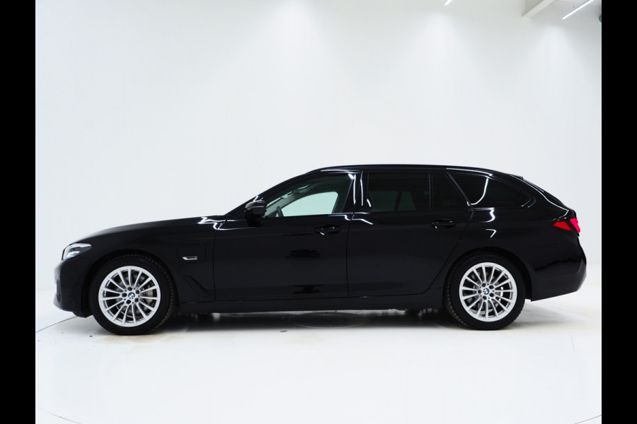 BMW 5 Serie Touring 530e | Leder | Trekhaak | Camera | Adaptive Cruise | Dodehoek | Stoelverwarming | Carplay