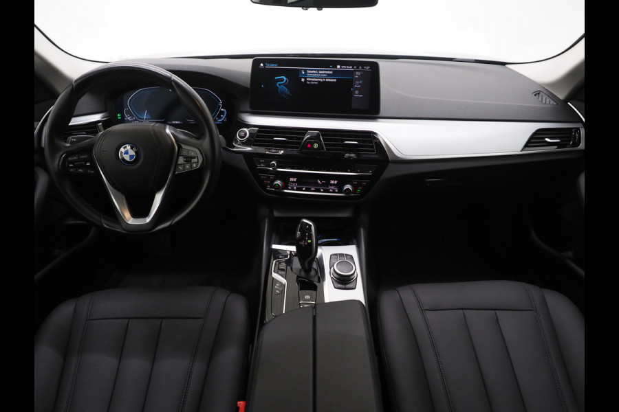 BMW 5 Serie Touring 530e | Leder | Trekhaak | Camera | Adaptive Cruise | Dodehoek | Stoelverwarming | Carplay