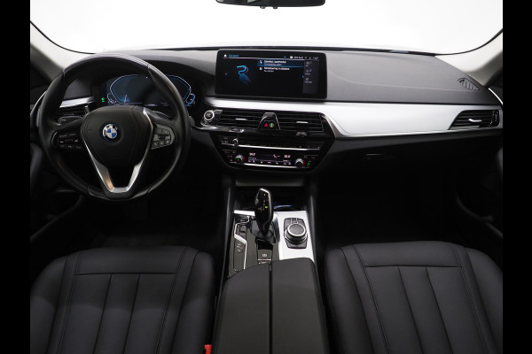 BMW 5 Serie Touring 530e | Leder | Trekhaak | Camera | Adaptive Cruise | Dodehoek | Stoelverwarming | Carplay