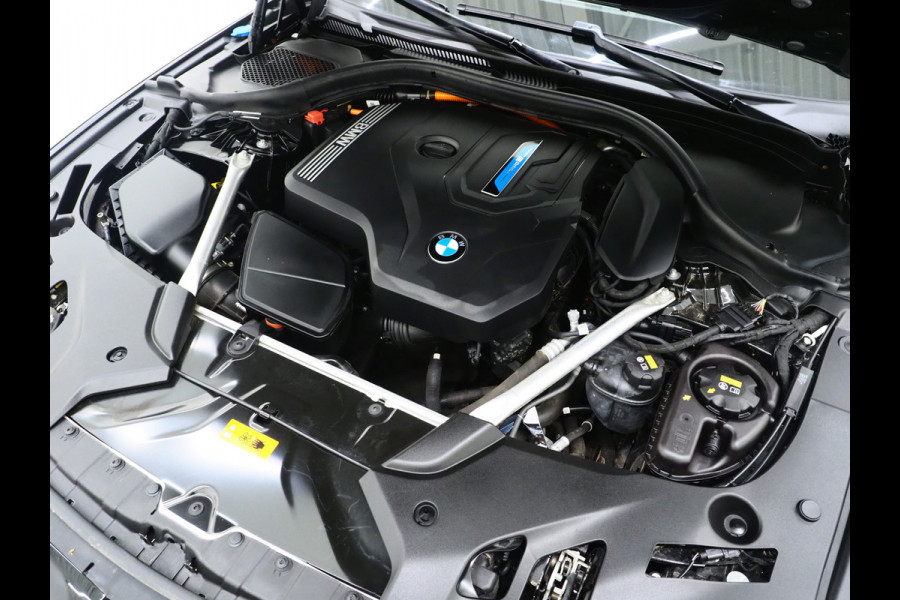 BMW 5 Serie Touring 530e | Leder | Trekhaak | Camera | Adaptive Cruise | Dodehoek | Stoelverwarming | Carplay