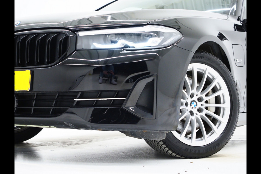 BMW 5 Serie Touring 530e | Leder | Trekhaak | Camera | Adaptive Cruise | Dodehoek | Stoelverwarming | Carplay