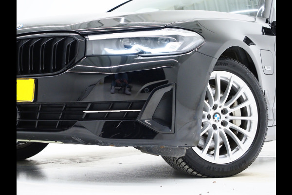 BMW 5 Serie Touring 530e | Leder | Trekhaak | Camera | Adaptive Cruise | Dodehoek | Stoelverwarming | Carplay