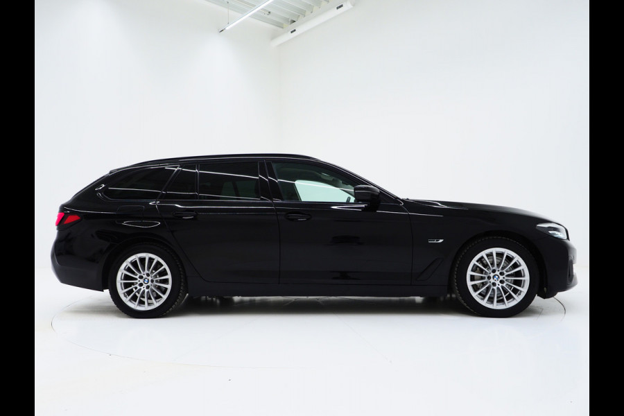 BMW 5 Serie Touring 530e | Leder | Trekhaak | Camera | Adaptive Cruise | Dodehoek | Stoelverwarming | Carplay
